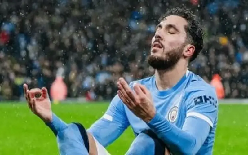 ريان شرقي يتصدر قائمة المُرشحين لنيل جائزة الأفضل بالدوري الإنجليزي